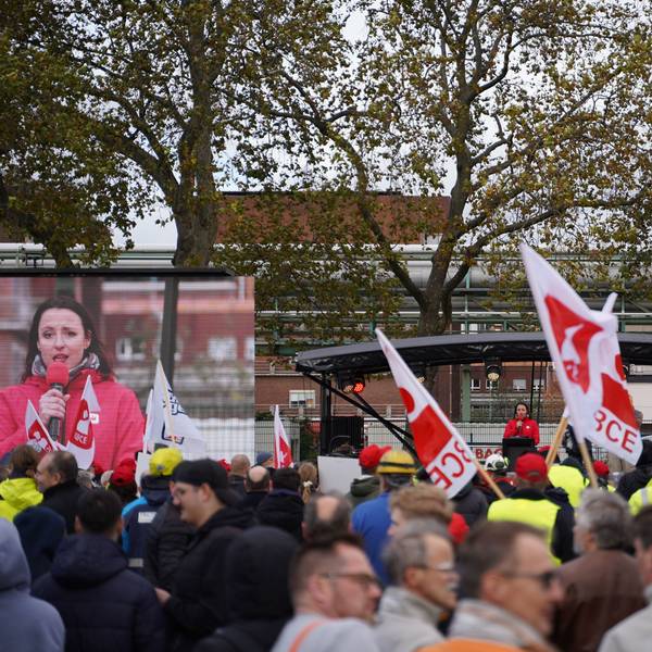 Nina Melches (IGBCE-Bezirksleiterin) spricht vor den Beschäftigten im Leverkusener Chempark.