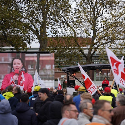 Nina Melches (IGBCE-Bezirksleiterin) spricht vor den Beschäftigten im Leverkusener Chempark.