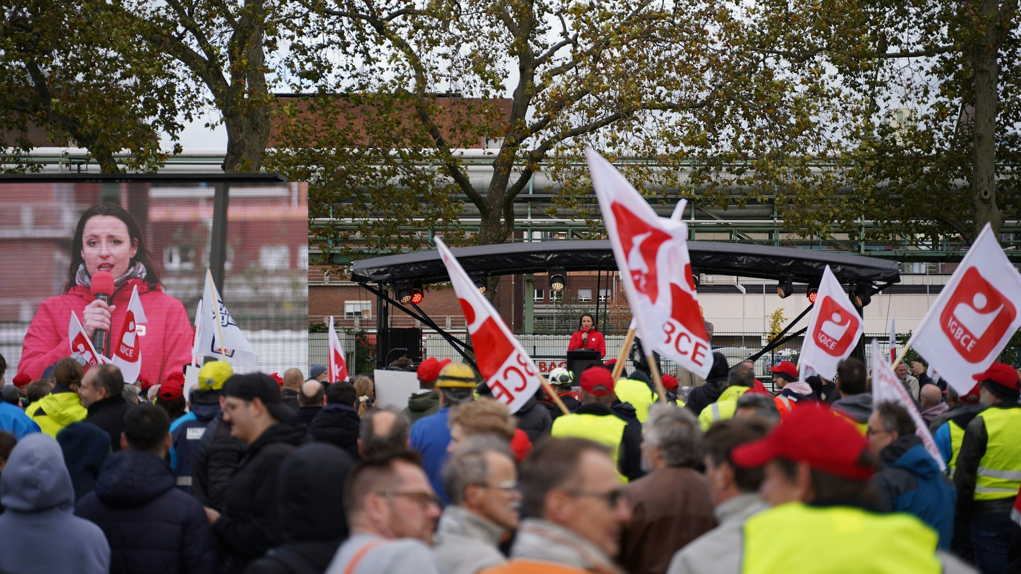 Nina Melches (IGBCE-Bezirksleiterin) spricht vor den Beschäftigten im Leverkusener Chempark.