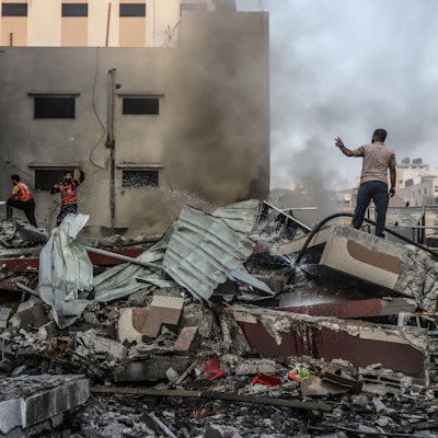 Palästinenser inspizieren die Trümmer Gaza-Stadt nach einem israelischen Angriff.