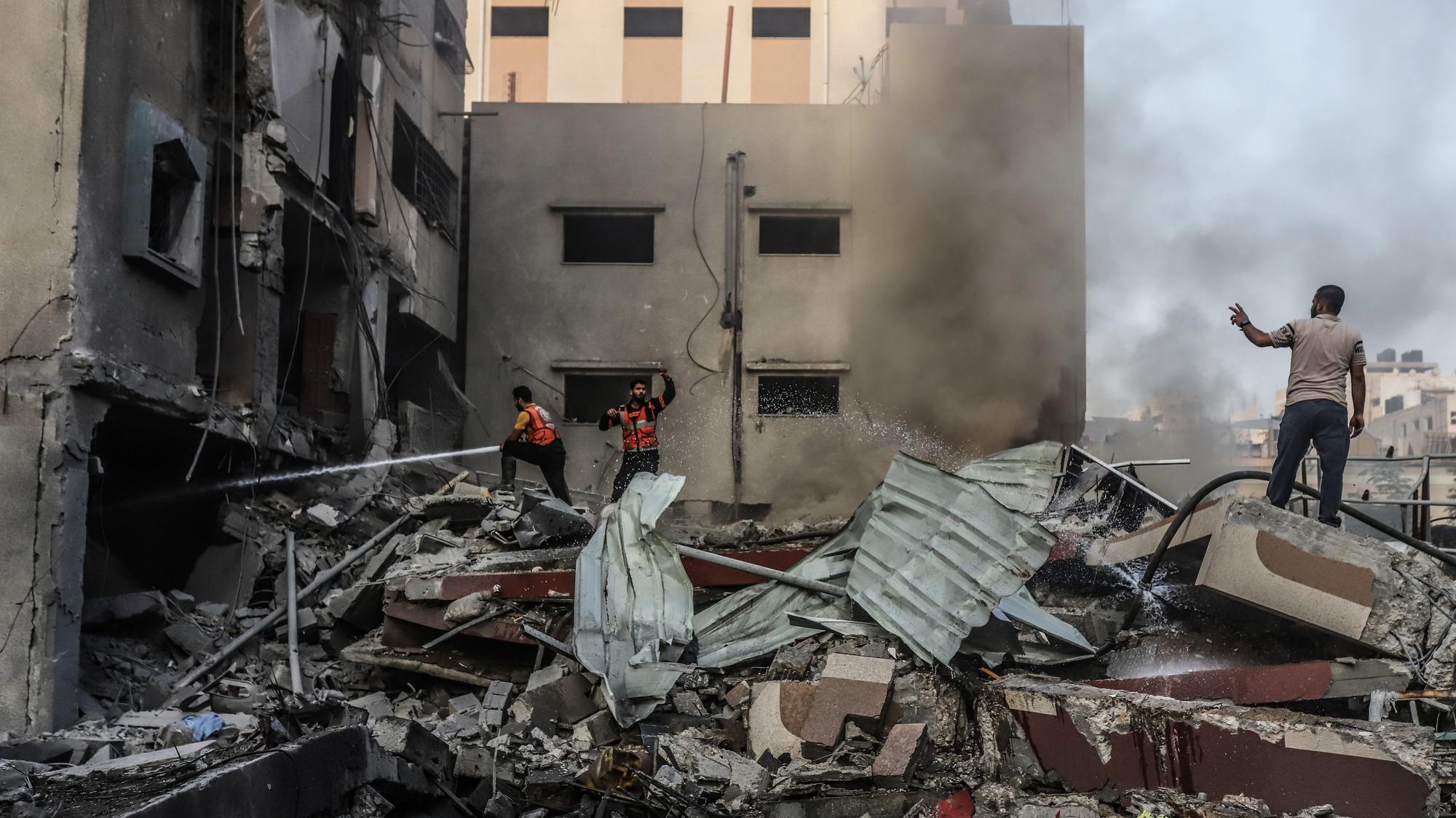 Palästinenser inspizieren die Trümmer Gaza-Stadt nach einem israelischen Angriff.