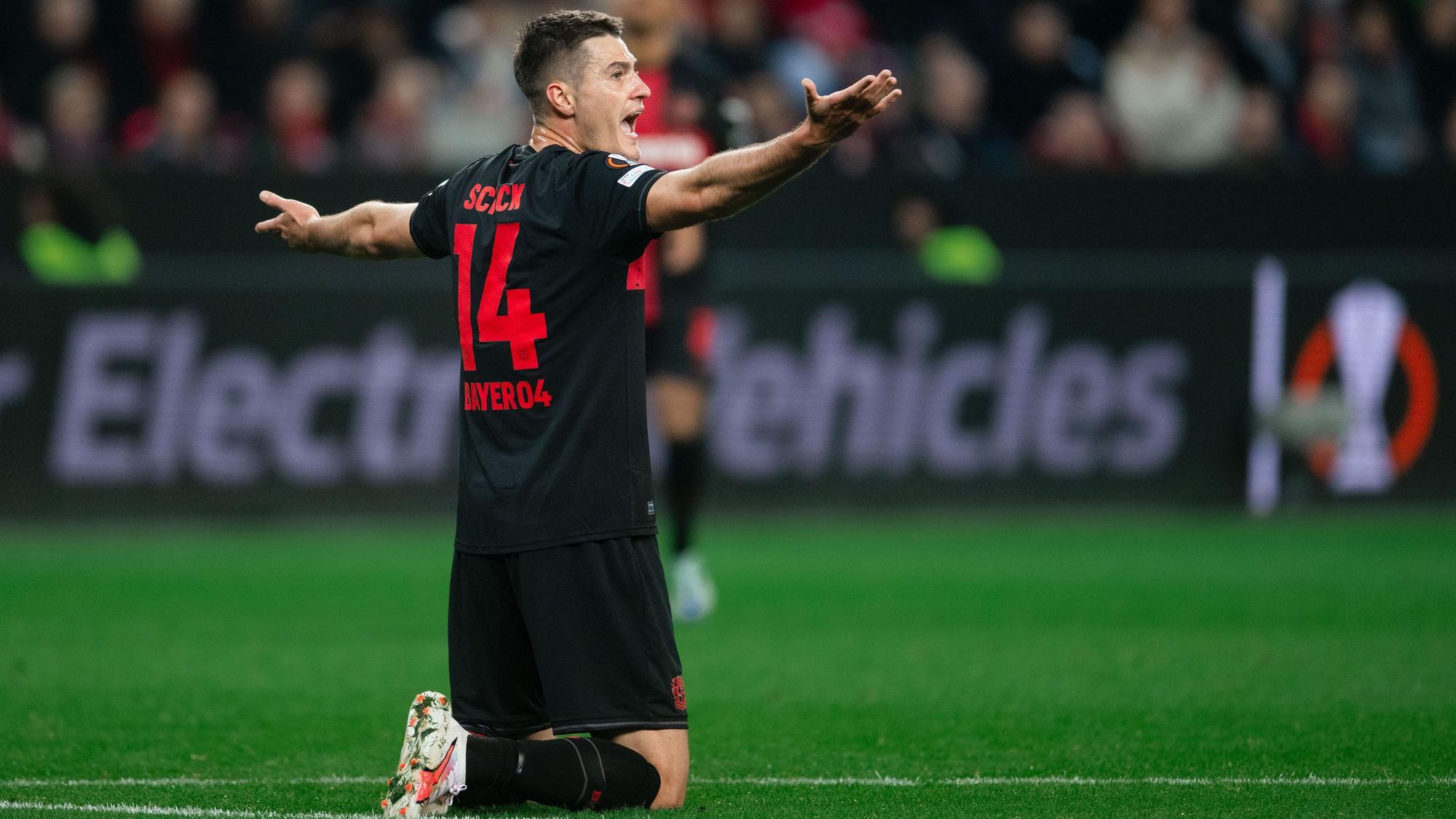 Leverkusens Patrik Schick reagiert während der Partie gegen Karabach.