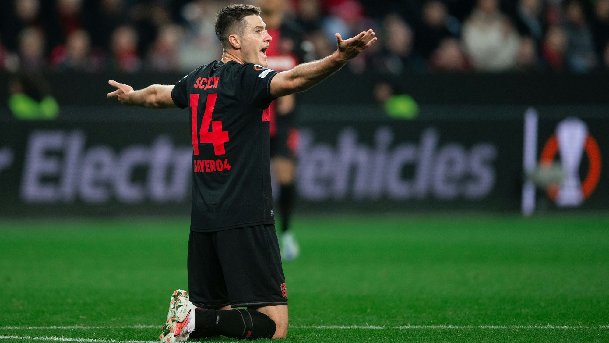 Leverkusens Patrik Schick reagiert während der Partie gegen Karabach.