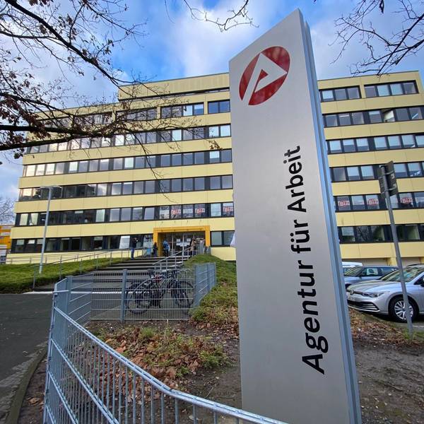 Zu sehen ist das Gebäude der Agentur für Arbeit in Brühl.
