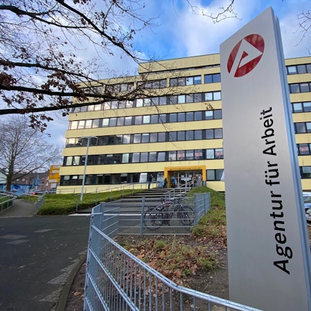 Zu sehen ist das Gebäude der Agentur für Arbeit in Brühl.