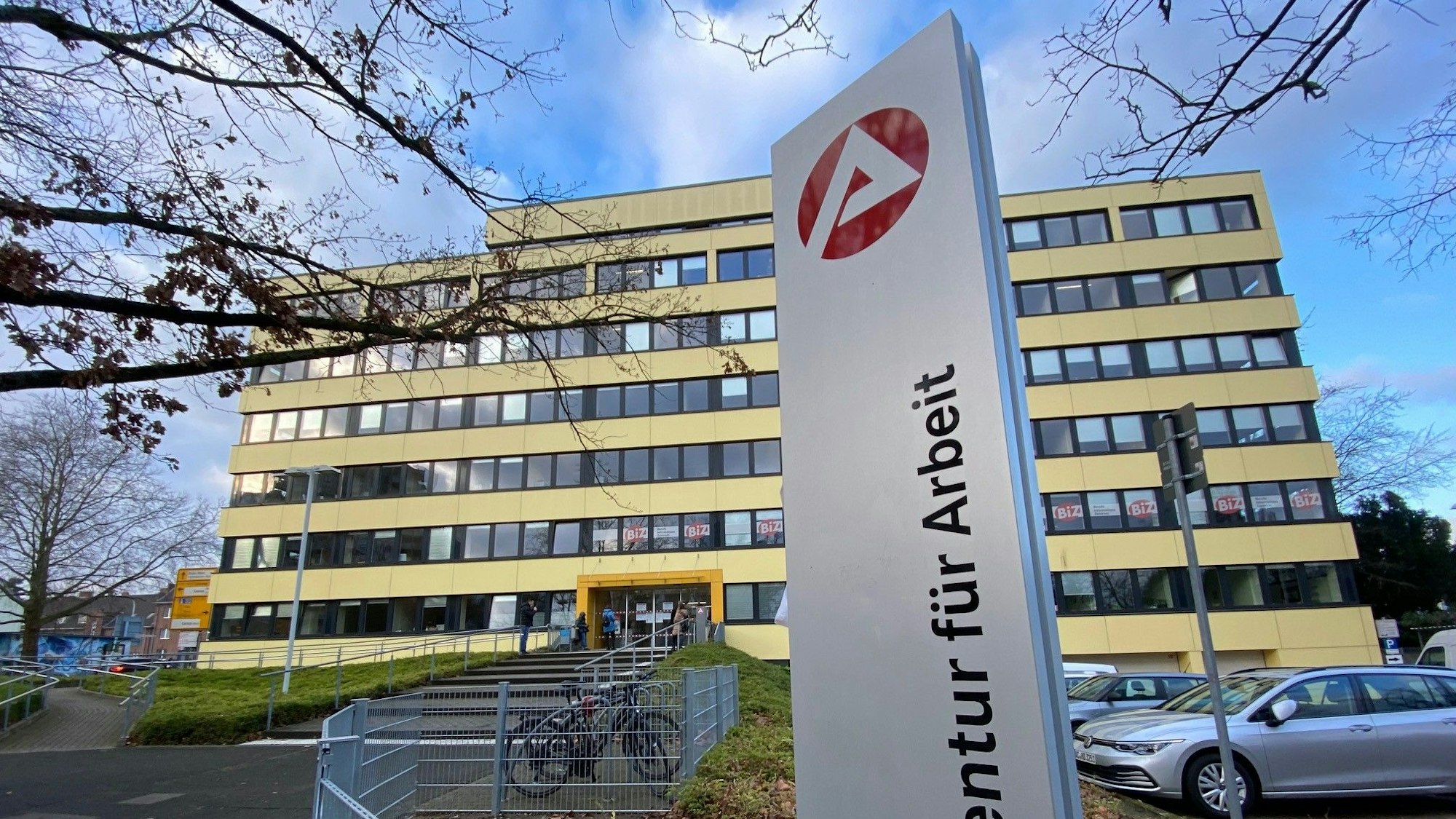 Zu sehen ist das Gebäude der Agentur für Arbeit in Brühl.