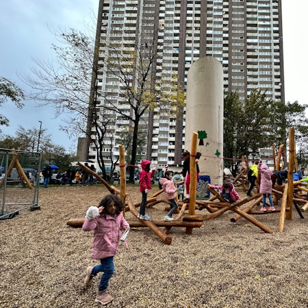 Kinder spielen auf einem Spielplatz.