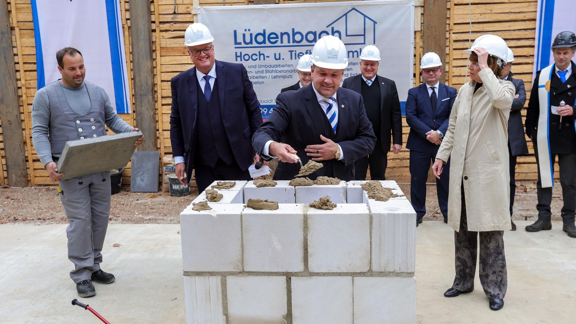 Björn Griesemann (Mitte) bei der Grundsteinlegung zum Anbau an den Sachsenturm am 18. Oktober 2023.