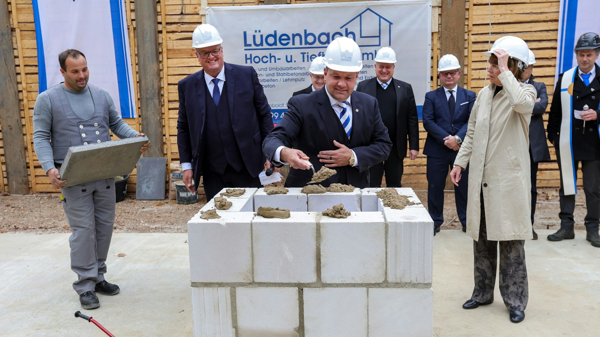 Björn Griesemann (Mitte) bei der Grundsteinlegung zum Anbau an den Sachsenturm am 18. Oktober 2023.