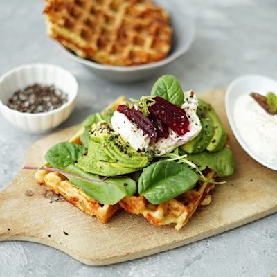 Der Kartoffelteig wird im Waffeleisen ausgebacken und mit einem herzhaftem Belag aus Salatblättern, Avocado, Mozzarella und Rote Bete getoppt.