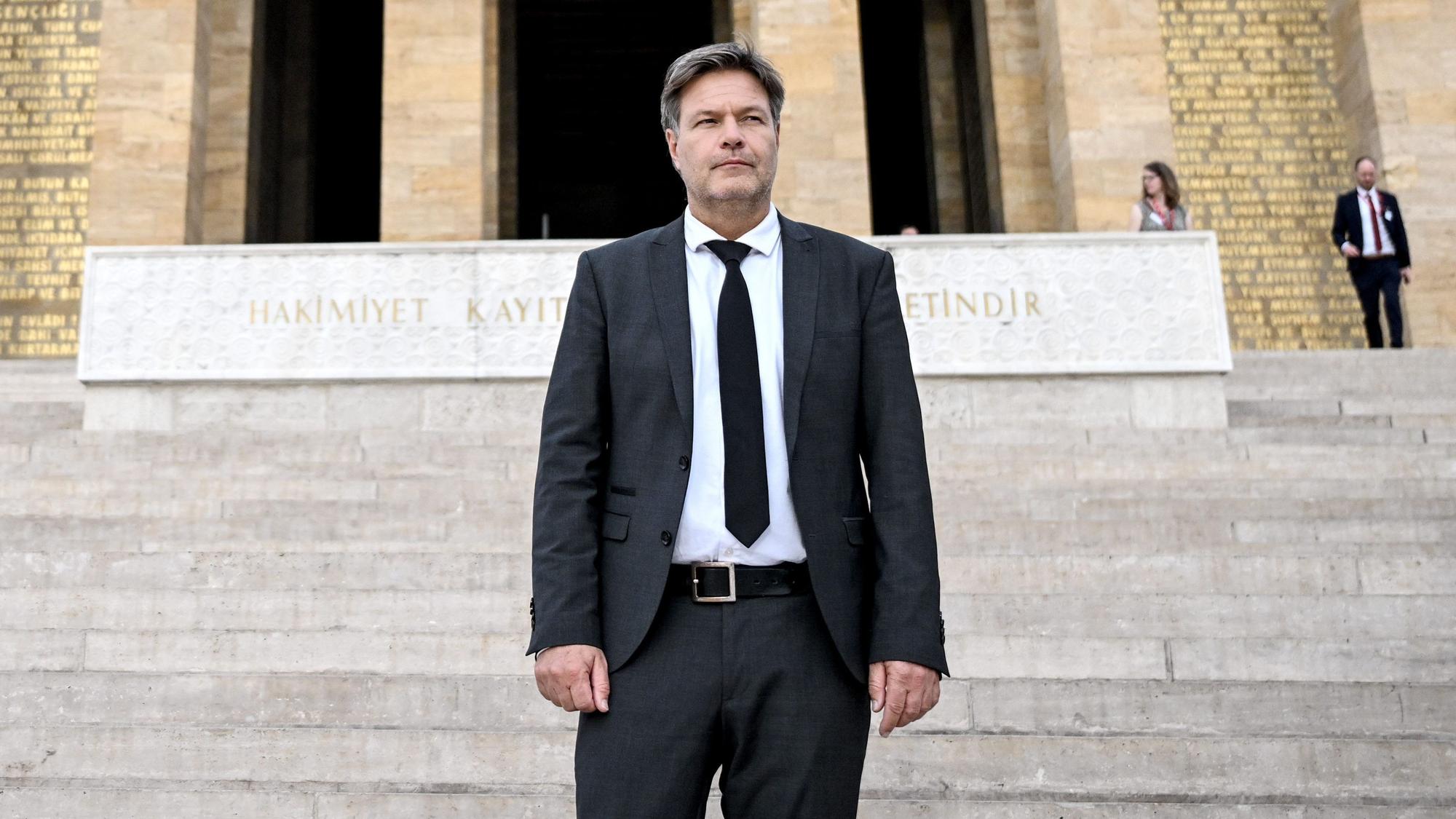 Robert Habeck (Bündnis 90/Die Grünen), Vizekanzler und Bundesminister für Wirtschaft und Klimaschutz, besucht das Atatürk Mausoleum.