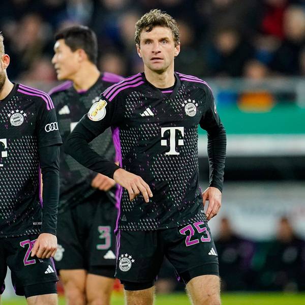Die Bayern-Profis können es nicht fassen: Im DFB-Pokal ist beim 1. FC Saarbrücken Schluss.