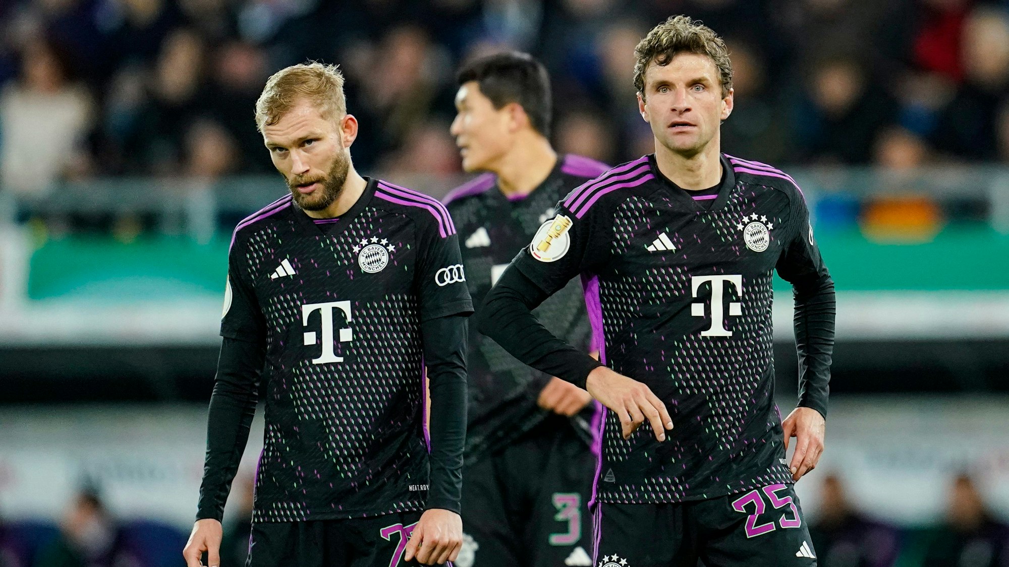 Die Bayern-Profis können es nicht fassen: Im DFB-Pokal ist beim 1. FC Saarbrücken Schluss.