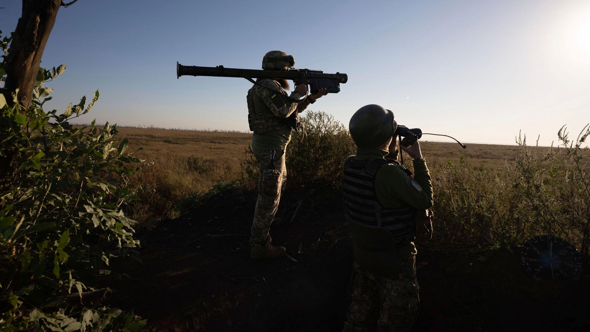 Ukrainische Soldaten beobachten die Frontlinie bei Klischtschijiwka bei Bachmut.