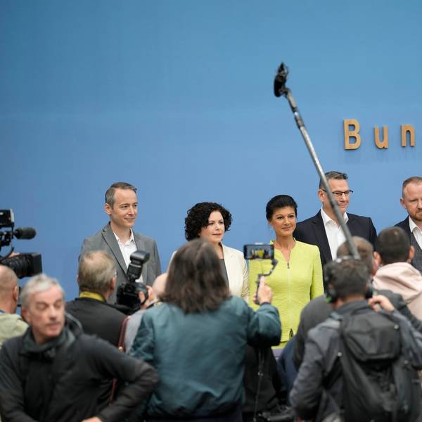 Unter großem Medieninteresse hatte Ex-Linken-Politikerin Sahra Wagenknecht (Mitte) ihren neuen Verein vorgestellt, der die Basis für eine neue Partei ist. Sie könnte Einfluss auf die kommende Bundestagswahl in Deutschland haben.
