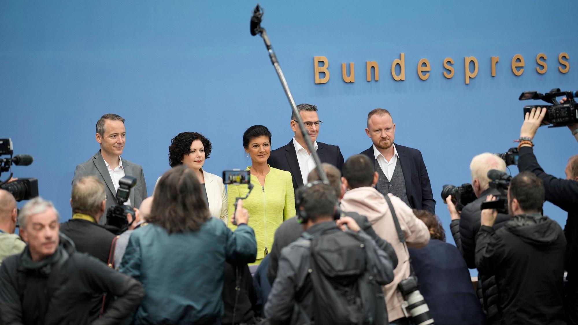 Unter großem Medieninteresse hatte Ex-Linken-Politikerin Sahra Wagenknecht (Mitte) ihren neuen Verein vorgestellt, der die Basis für eine neue Partei ist. Sie könnte Einfluss auf die kommende Bundestagswahl in Deutschland haben.