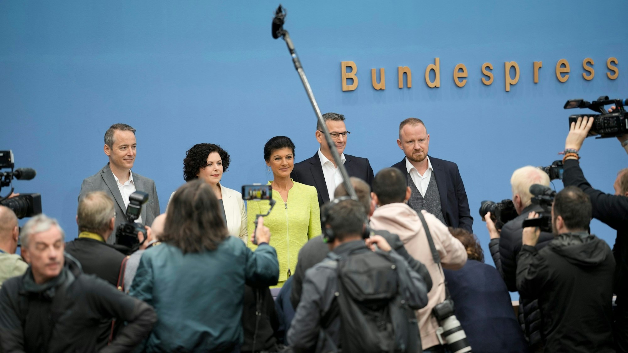 Unter großem Medieninteresse hatte Ex-Linken-Politikerin Sahra Wagenknecht (Mitte) ihren neuen Verein vorgestellt, der die Basis für eine neue Partei ist. Sie könnte Einfluss auf die kommende Bundestagswahl in Deutschland haben.