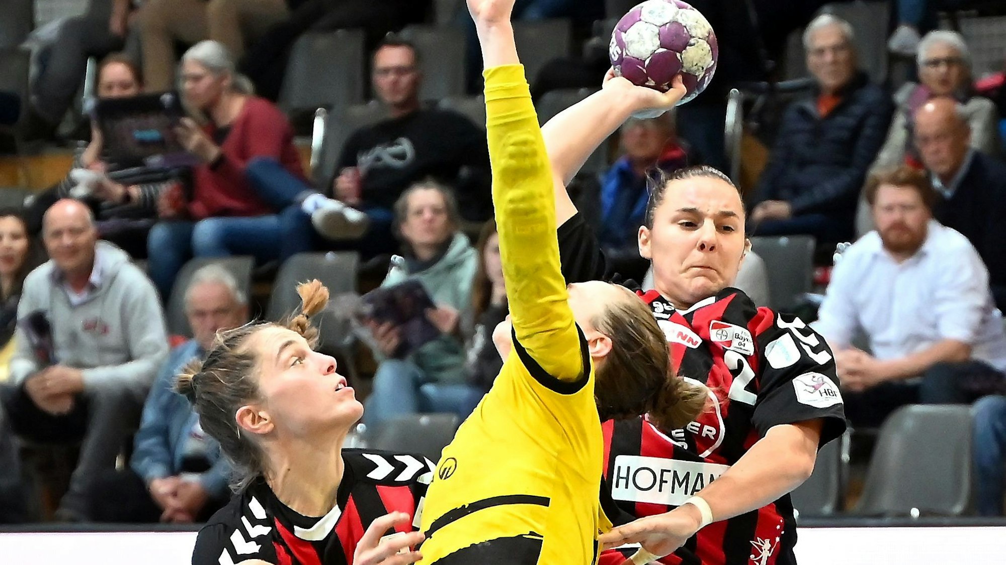 28.10.2023,-Handball-Bayer Leverkusen-Dortmund
links: Mariana Lopes (Bayer)
rechts: Mareike Thomaier (Bayer)
Foto: Uli Herhaus