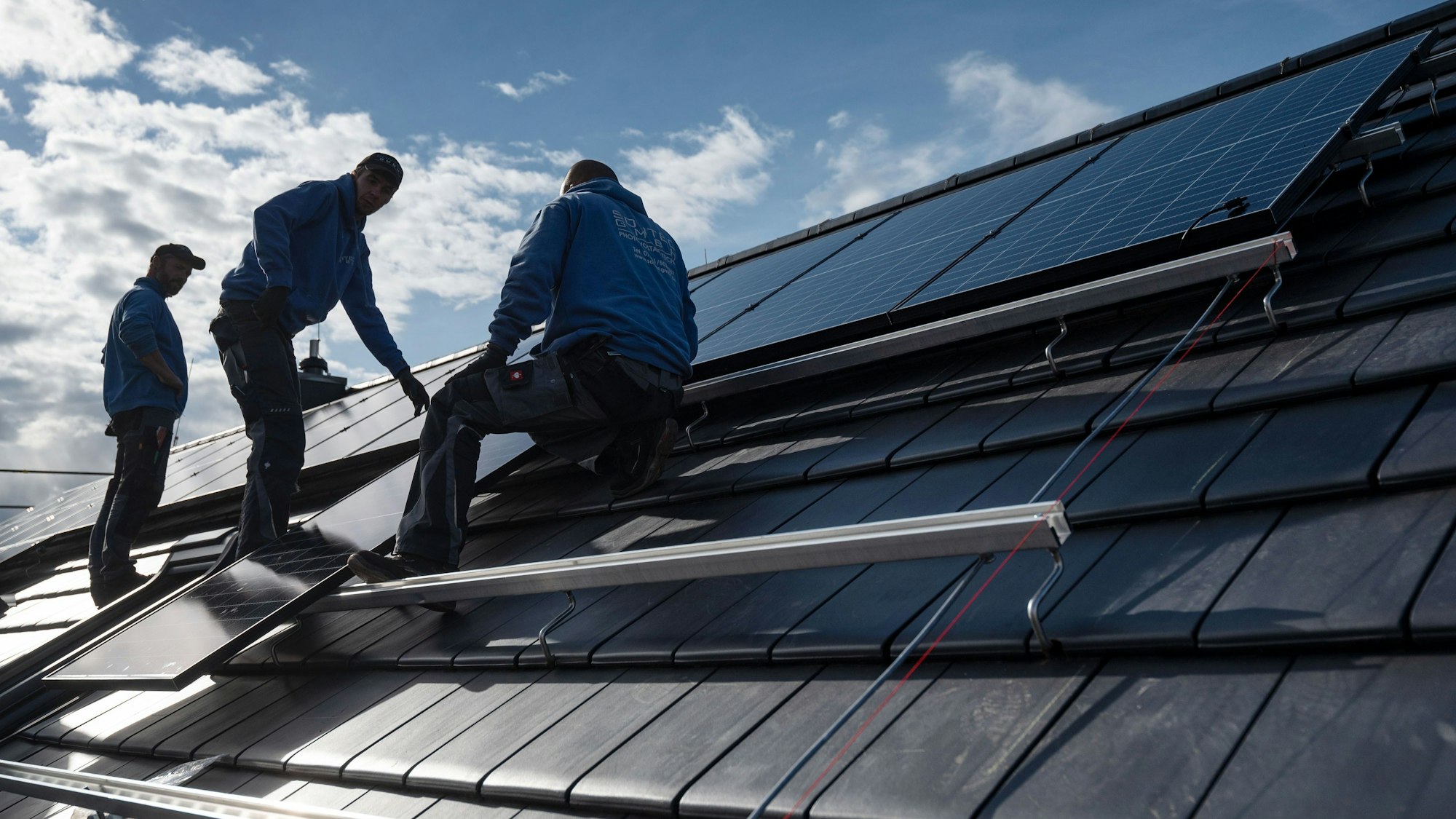 Das Foto zeigt eine Solaranlage auf einem Wohnhaus.