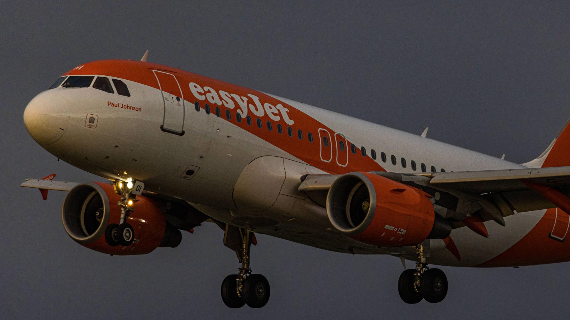 Ein Airbus A319 landet in einem Unwetter. Das Flugzeug trägt die markante weiß-orangefarbene Lackierung.