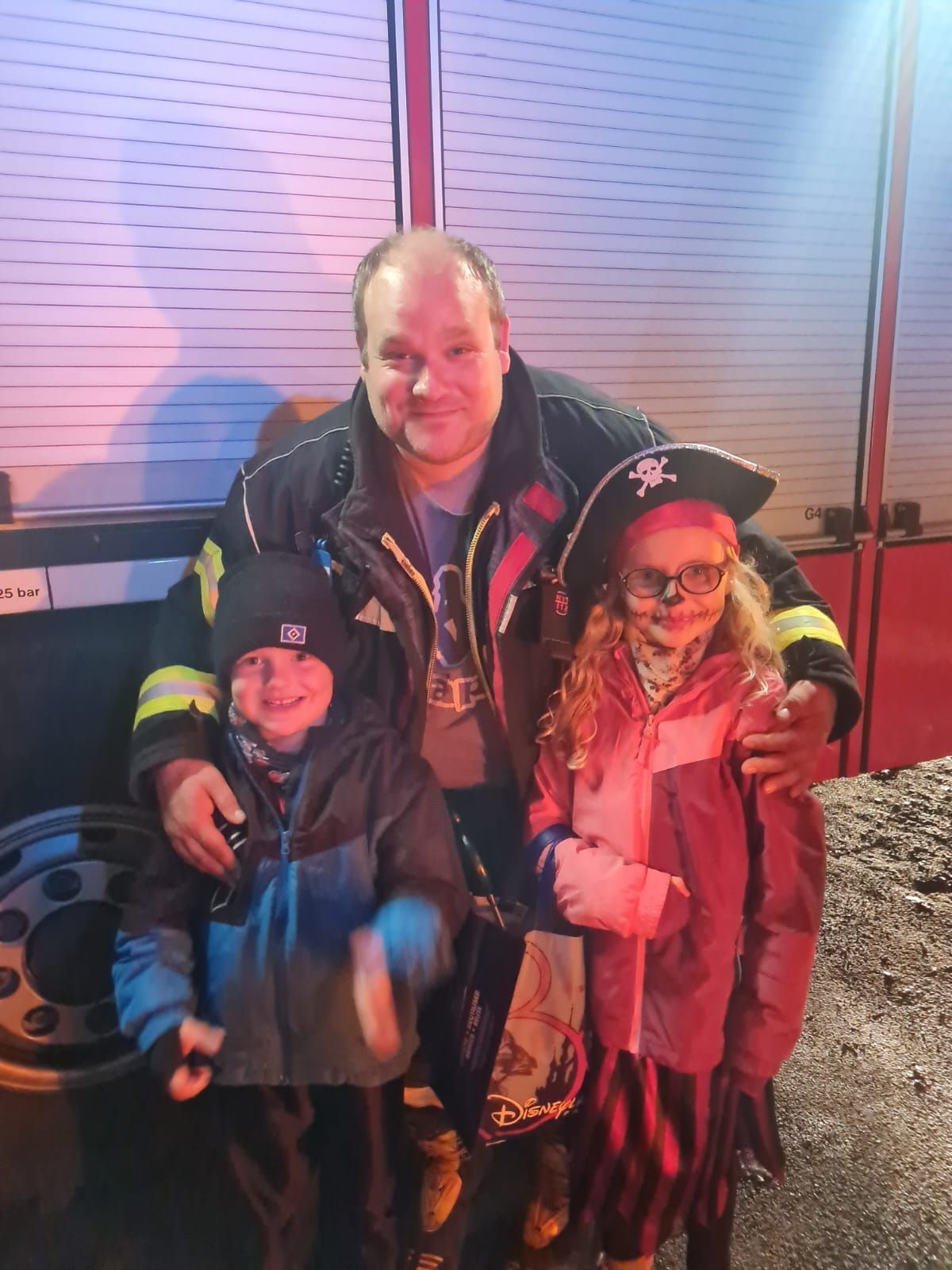 Frohe Gesichter an Halloween: Nach einem gelungenen Rettungseinsatz dankte die Feuerwehr Wingst den aufmerksamen Kindern.