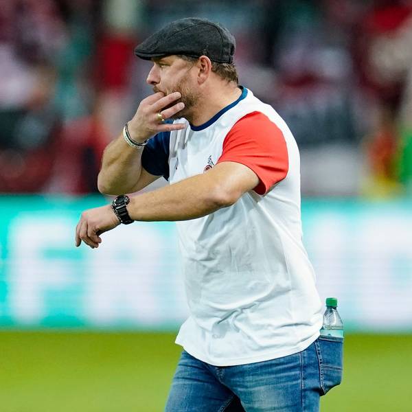 FC-Trainer Steffen Baumgart coacht seine Mannschaft im Fritz-Walter-Stadion, kann das Pokal-Aus gegen Kaiserslautern aber nicht verhindern.