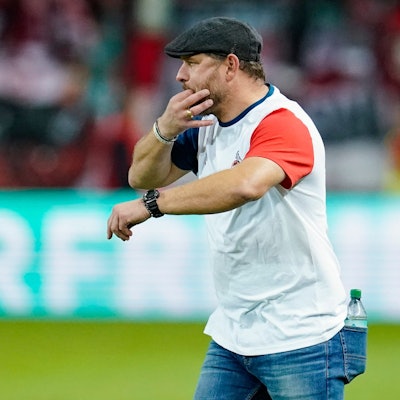 FC-Trainer Steffen Baumgart coacht seine Mannschaft im Fritz-Walter-Stadion, kann das Pokal-Aus gegen Kaiserslautern aber nicht verhindern.