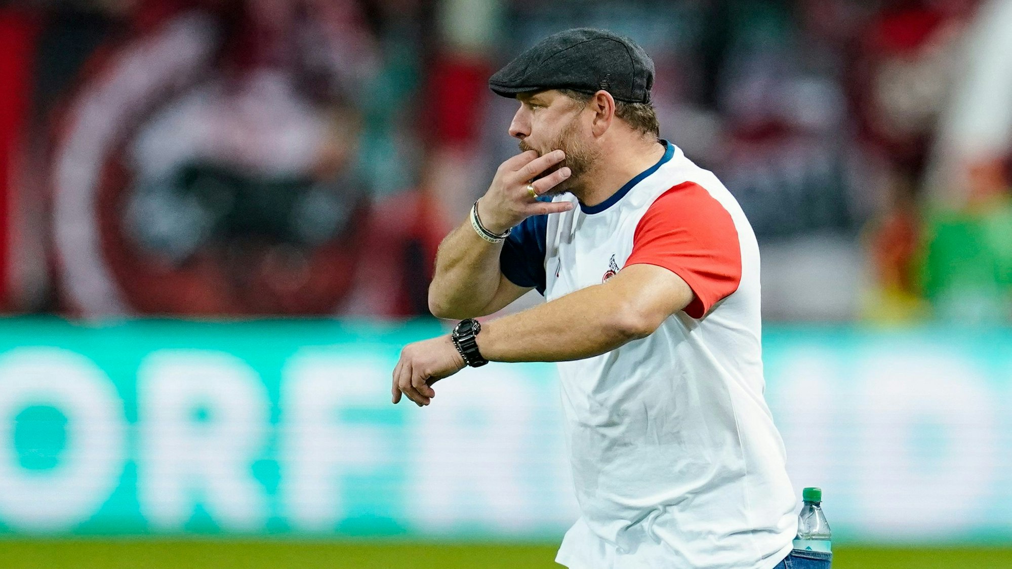 FC-Trainer Steffen Baumgart coacht seine Mannschaft im Fritz-Walter-Stadion, kann das Pokal-Aus gegen Kaiserslautern aber nicht verhindern.
