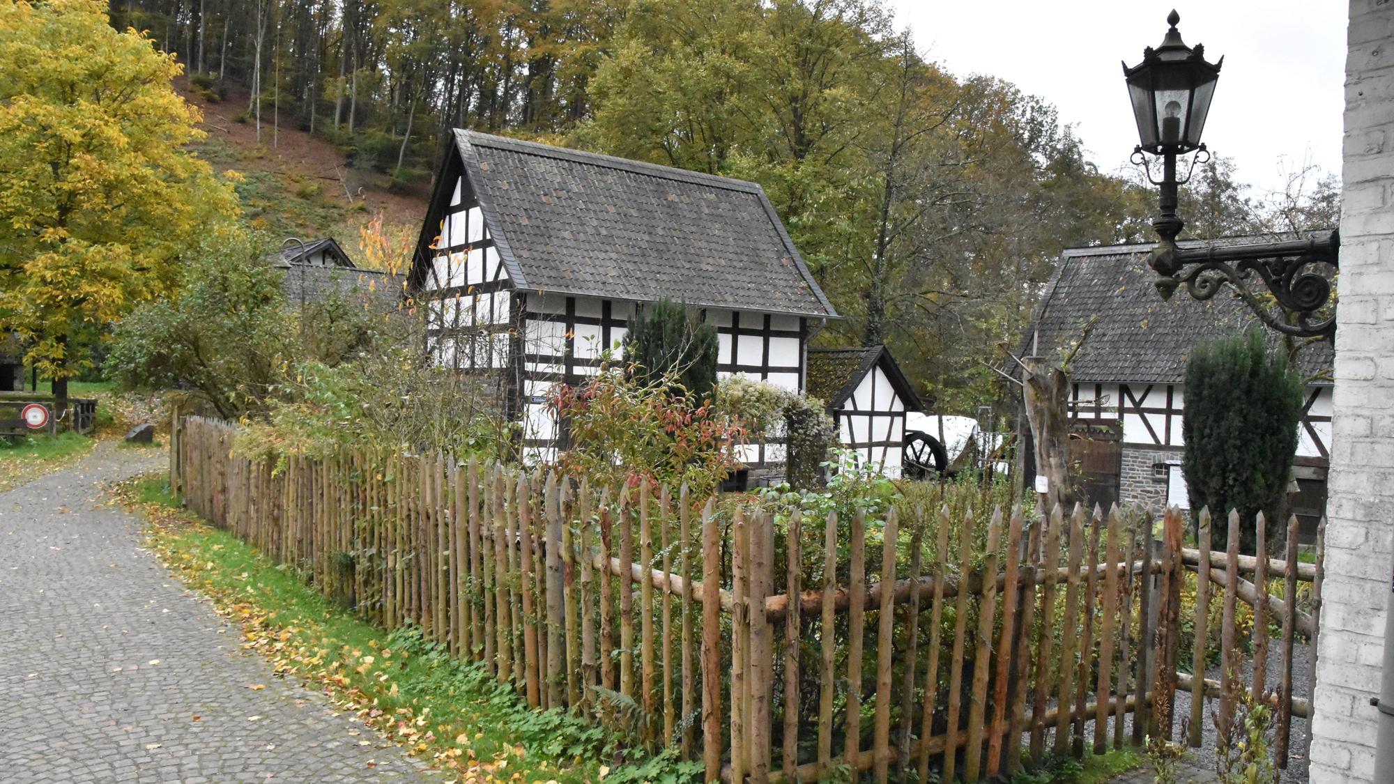 Wieder aufgebaute Fachwerkhäuser und der Garten des Museumsdorfes Altwindeck