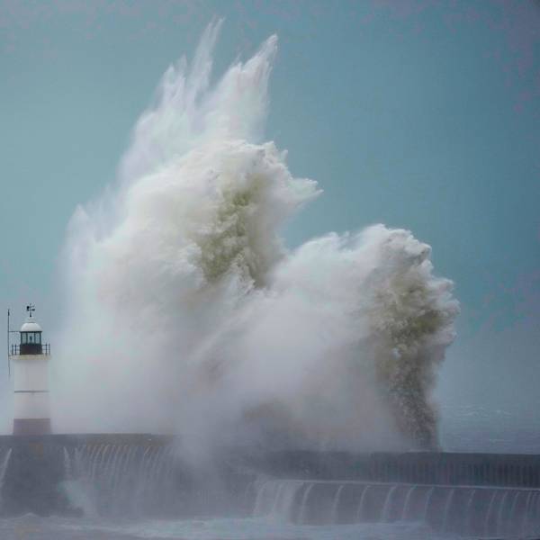 Wellen brechen über den Leuchtturm und die Hafenmauer im englischen Newhaven. Das Orkantief „Emir“(international: „Ciaran“) traf am Donnerstag Teile von Europa.