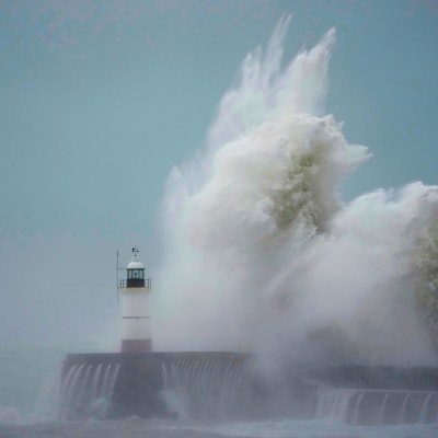 Wellen brechen über den Leuchtturm und die Hafenmauer im englischen Newhaven. Das Orkantief „Emir“(international: „Ciaran“) traf am Donnerstag Teile von Europa.