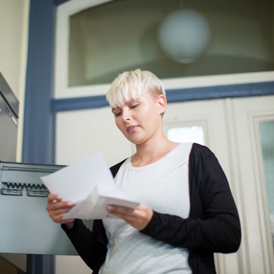 Eine Frau liest einen Brief.