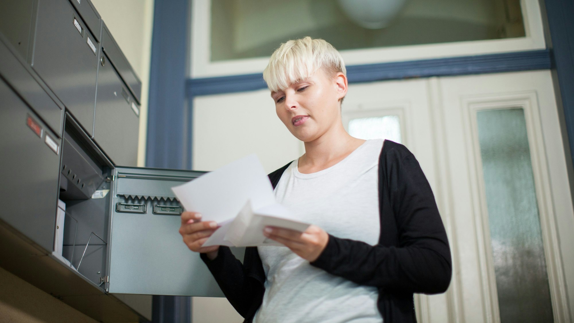 Eine Frau liest einen Brief.