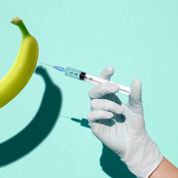 Eine Hand setzt eine Spritze in eine Banane. Symbolbild zu Erektionsstörungen.
Getty Images / Francesco Carta fotografo