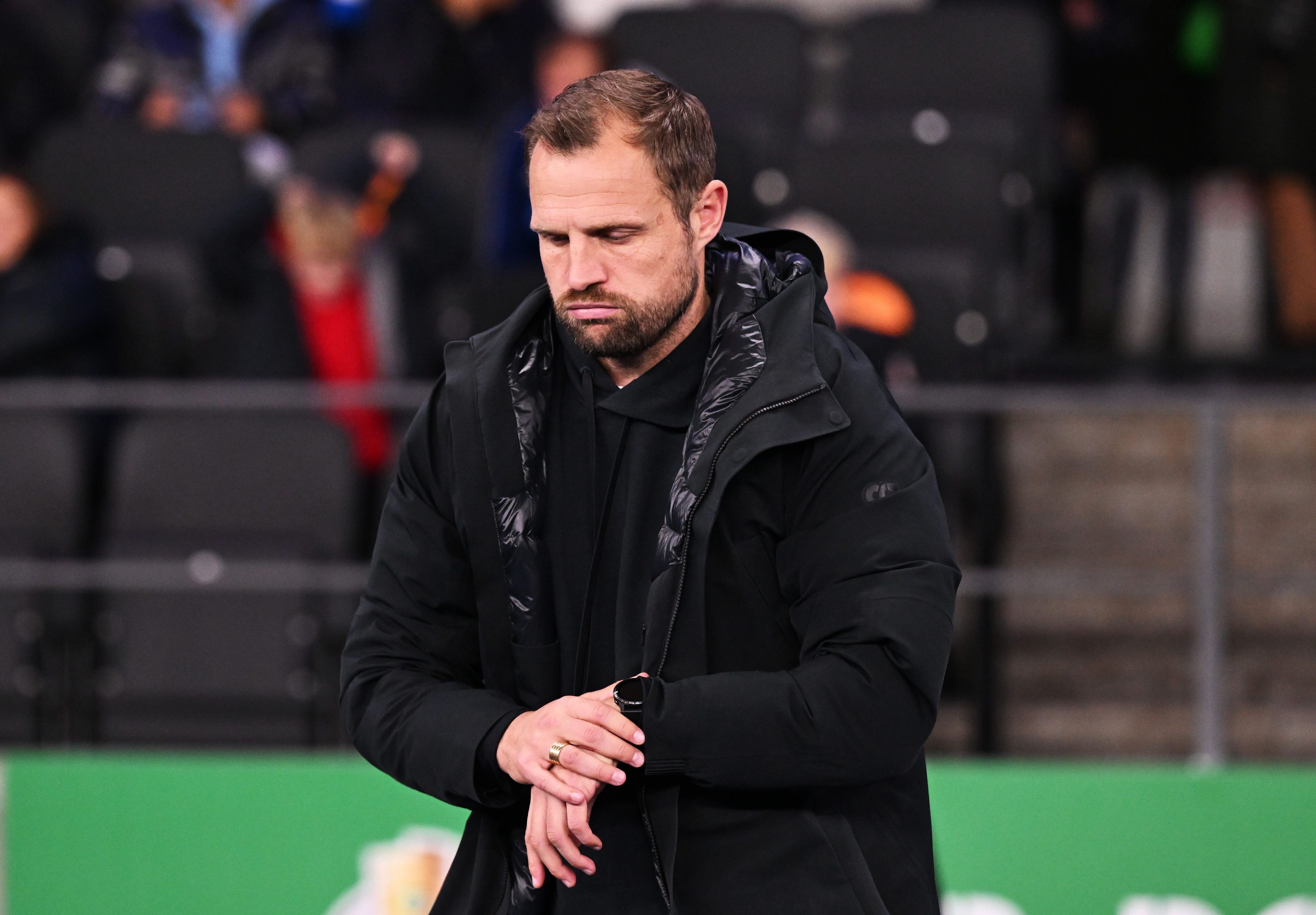 Trainer Bo Svensson von Mainz rückt sich vor einem Spiel die Armbanduhr zurecht.