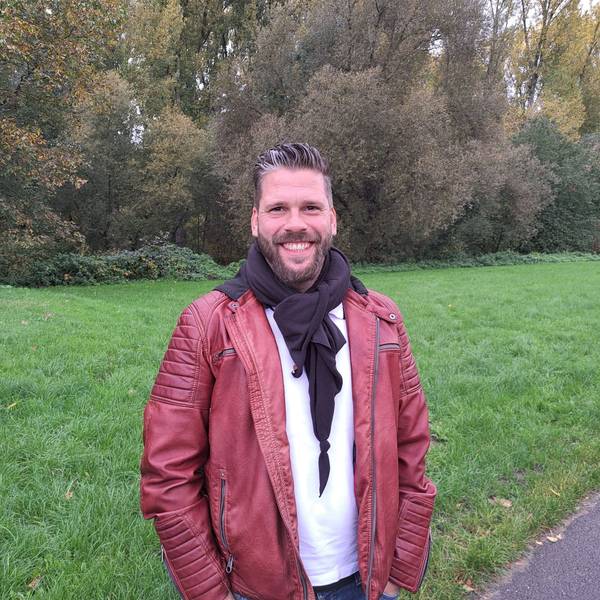 Benjamin Meybohm (39), der als parteiloser Kandidat bei der Niederkasseler Bürgermeisterwahl am 26. November antritt, steht am Rande des Rheidter Werths.