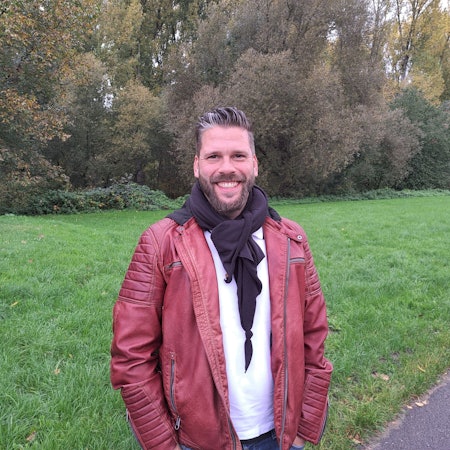 Benjamin Meybohm (39), der als parteiloser Kandidat bei der Niederkasseler Bürgermeisterwahl am 26. November antritt, steht am Rande des Rheidter Werths.