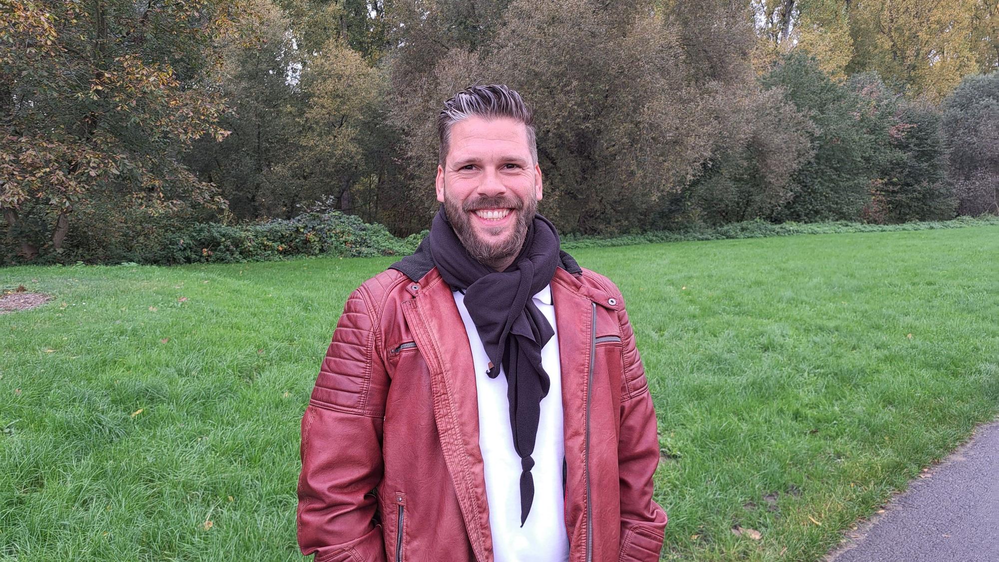 Benjamin Meybohm (39), der als parteiloser Kandidat bei der Niederkasseler Bürgermeisterwahl am 26. November antritt, steht am Rande des Rheidter Werths.