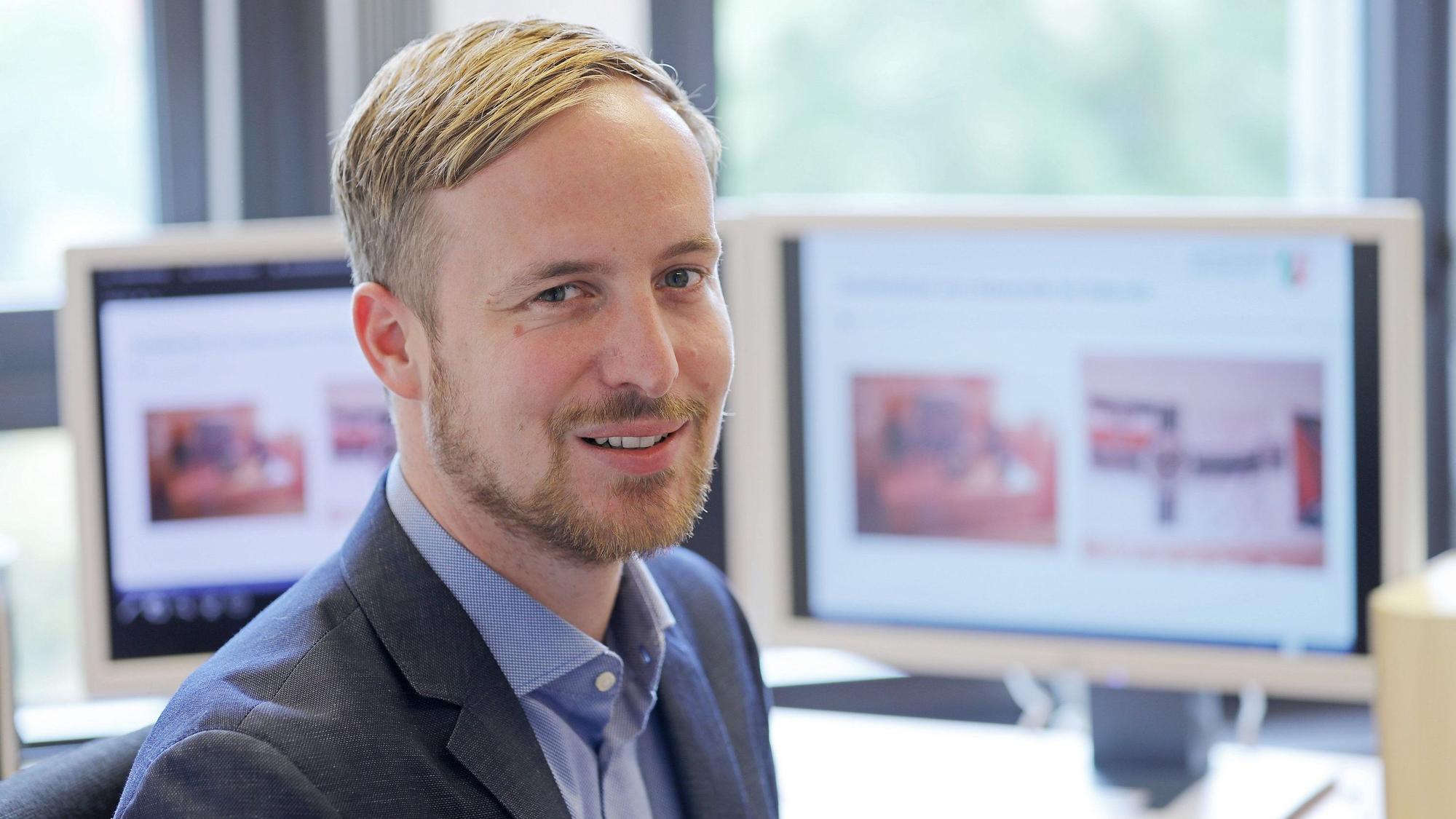 Christoph Hebbecker, Staatsanwalt und Leiter der Zentralstelle Cybercrime in Nordrhein-Westfalen, sitzt in seinem Büro.