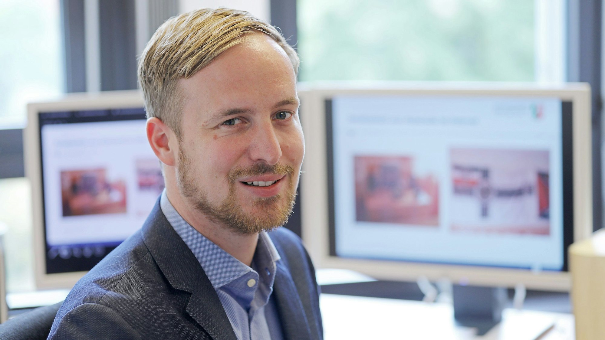 Christoph Hebbecker, Staatsanwalt und Leiter der Zentralstelle Cybercrime in Nordrhein-Westfalen, sitzt in seinem Büro.