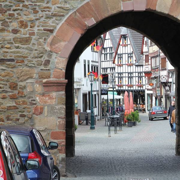 Ein Blick durch das Orchheimer Tor auf die Orchheimer Straße.