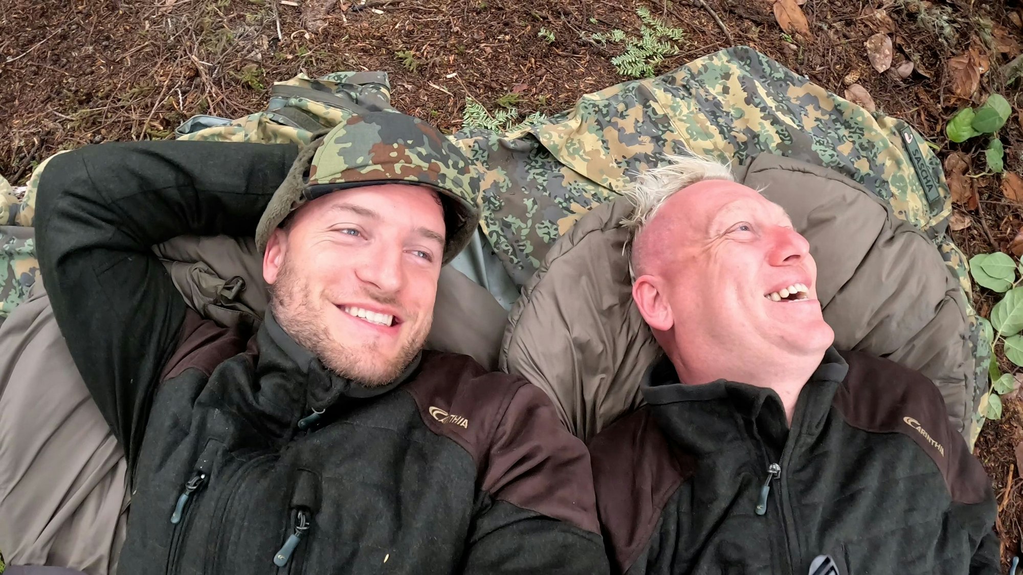 Die Teilnehmer Sascha Huber und Jens „Knossi“ Knosalla filmen sich während der ersten Tage bei „7 vs. Wild“.