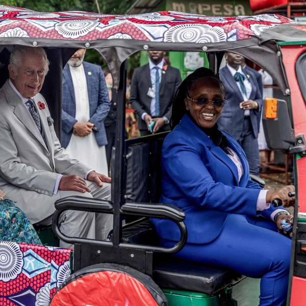 Königin Camilla (l.) und König Charles III. (2. v. l.) sitzen in einem elektrischen Tuktuk mit der Fahrerin des britischen Hochkommissariats, Eunice Karanja (r.), während eines Besuchs von Fort Jesus am Freitag (3. November).