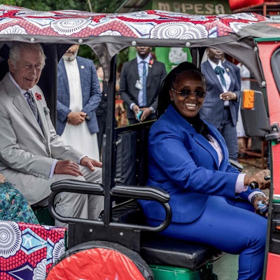 Königin Camilla (l.) und König Charles III. (2. v. l.) sitzen in einem elektrischen Tuktuk mit der Fahrerin des britischen Hochkommissariats, Eunice Karanja (r.), während eines Besuchs von Fort Jesus am Freitag (3. November).