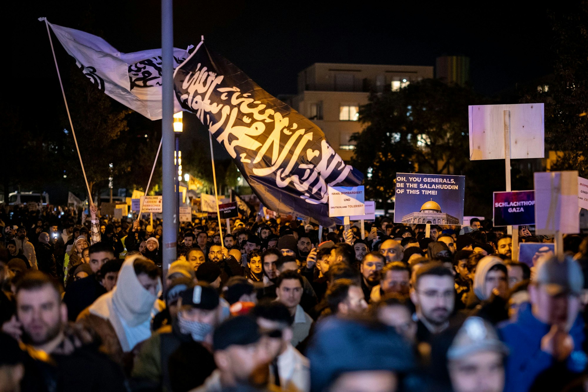 Bei der Demonstration in Essen wurden auch Banner von islamistischen Organisationen gezeigt.