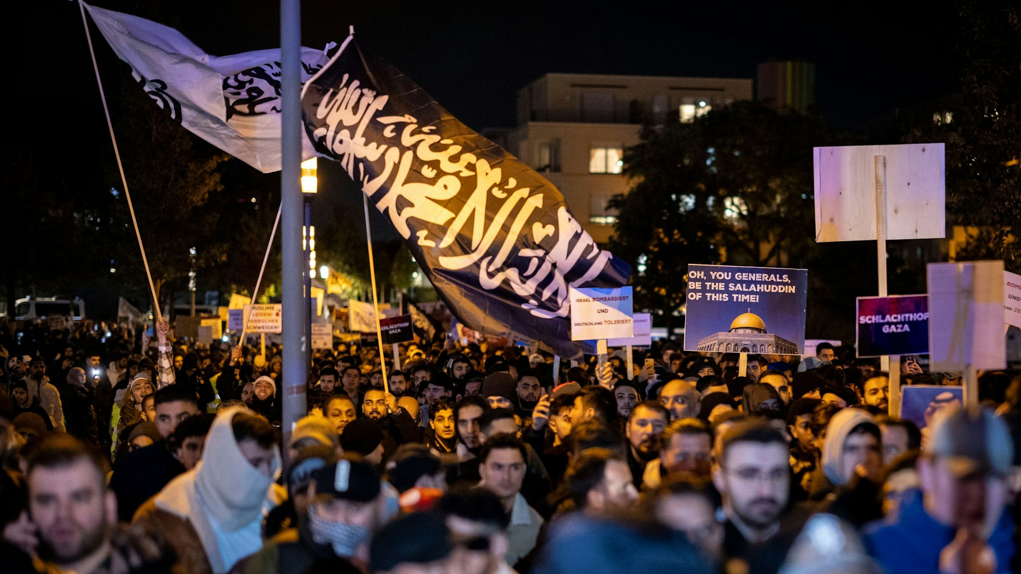 Begleitet von starken Kräften der Polizei demonstrierten in Essen die Teilnehmer gegen den israelischen Militäreinsatz im Gazastreifen. Angemeldet worden war die pro-palästinensische Demonstration von einer Privatperson.