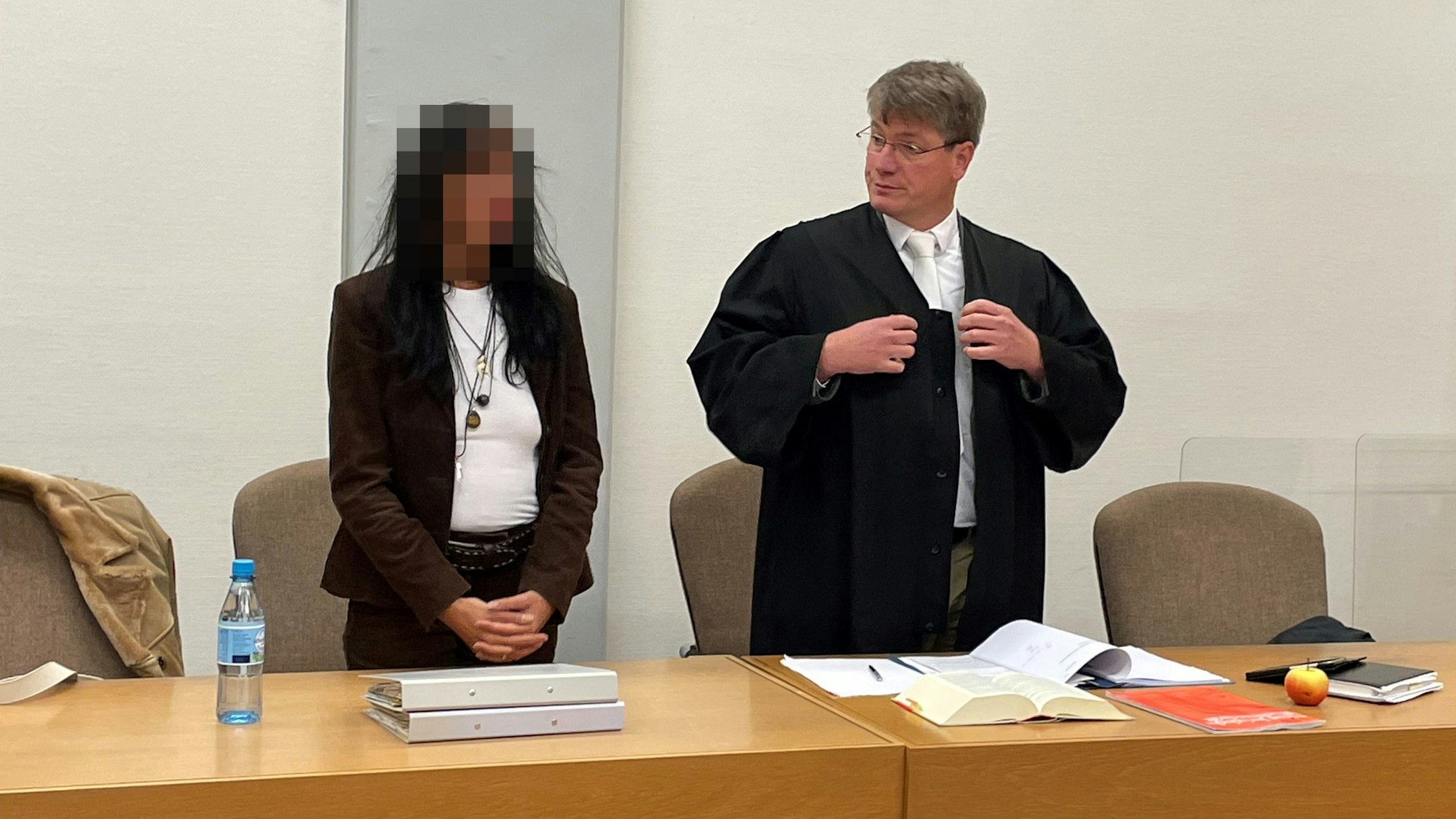 Die Angeklagte mit ihrem Verteidiger beim Prozess im Kölner Amtsgericht.