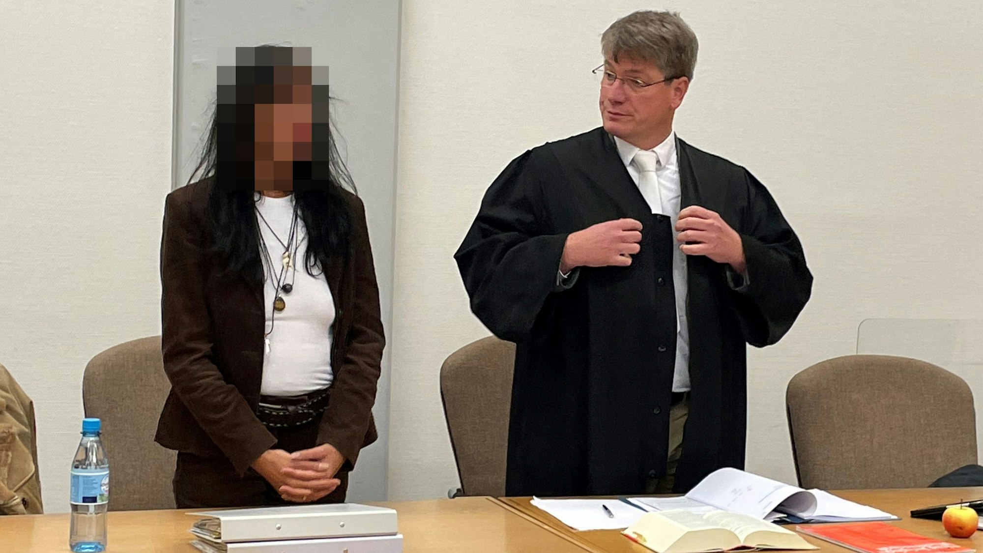 Die Angeklagte bei einem früheren Prozess mit ihrem Verteidiger im Kölner Amtsgericht. (Archivbild)