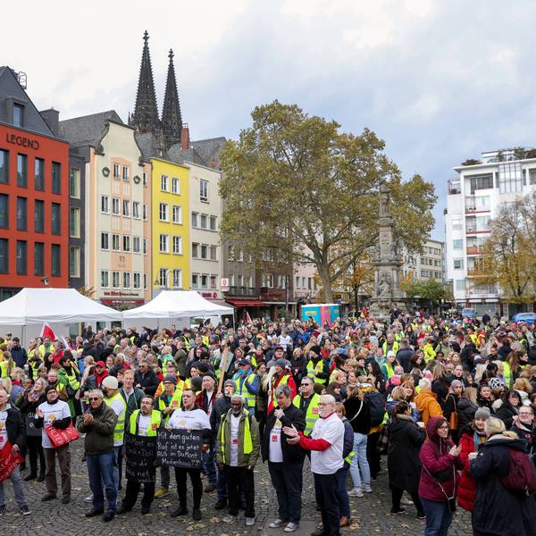 Demonstranten stehen auf dem Alter Markt.