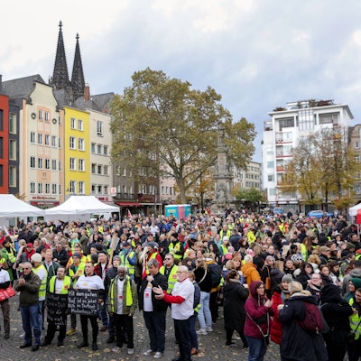Demonstranten stehen auf dem Alter Markt.